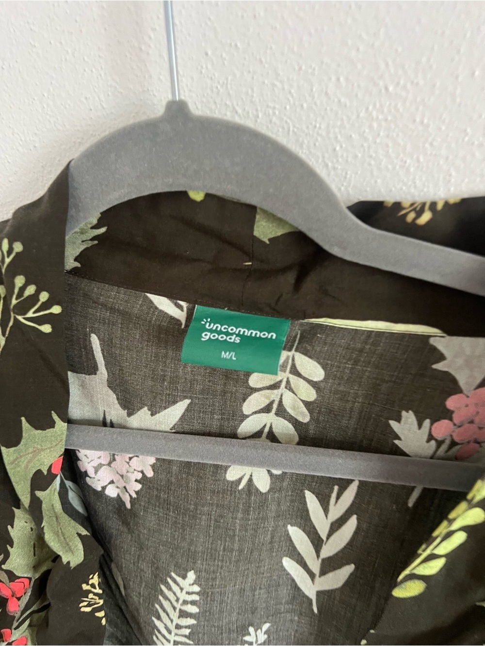 Uncommon Goods Birth Month Flower Robe, December - M/L - Picture 3 of 4